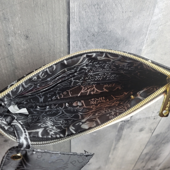 Betsy Johnson Crossbody Bag with charger - Picture 6 of 6